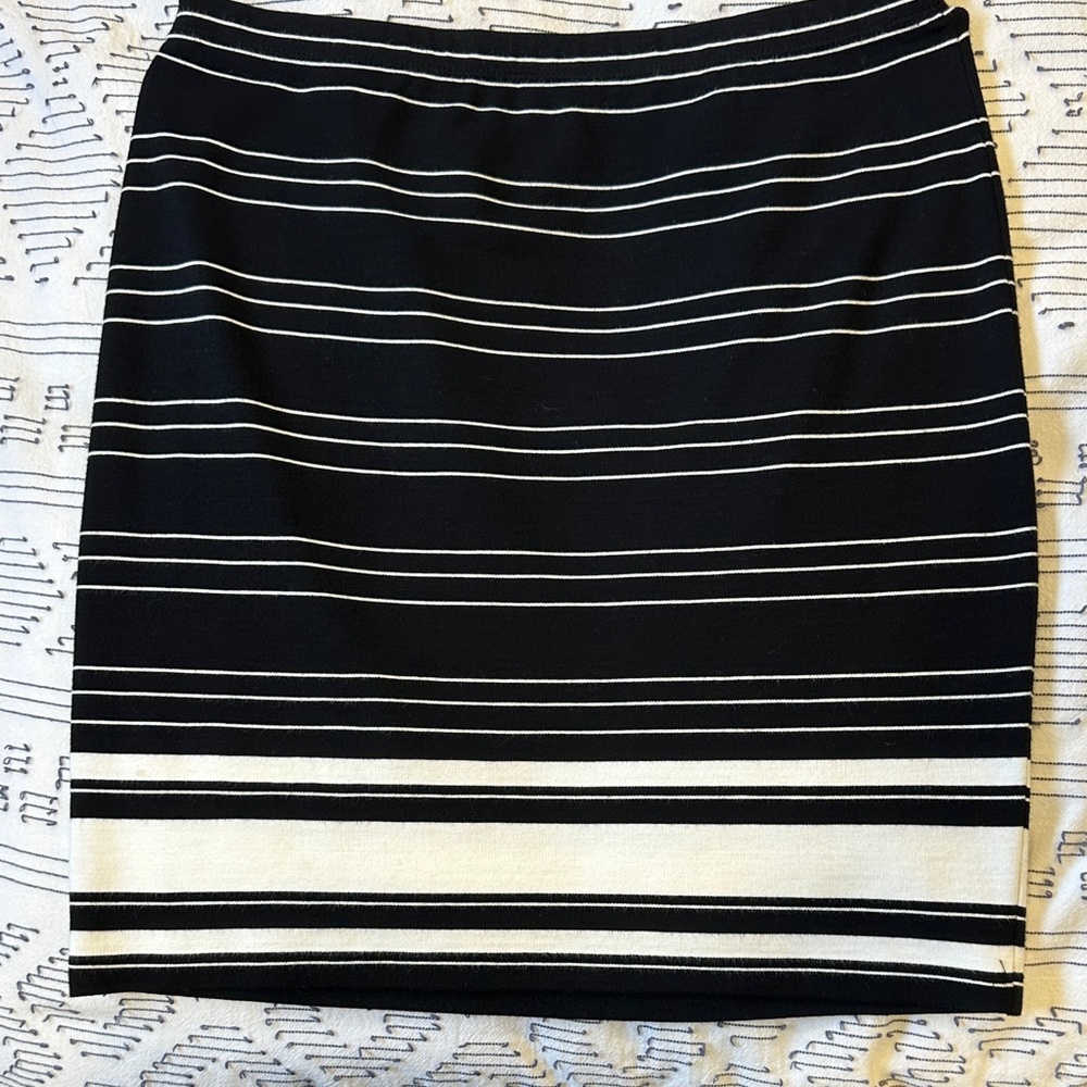 Max Studio Black and White Pencil Skirt
